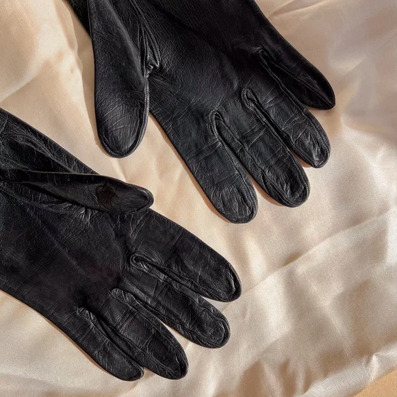 Vintage 1960s Black Leather Gloves With Stitching Details - Picture 7 of 8
